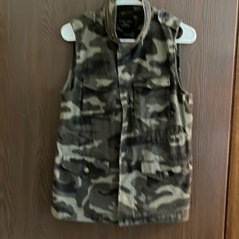 Love Tree green camouflage vest. Size Small.